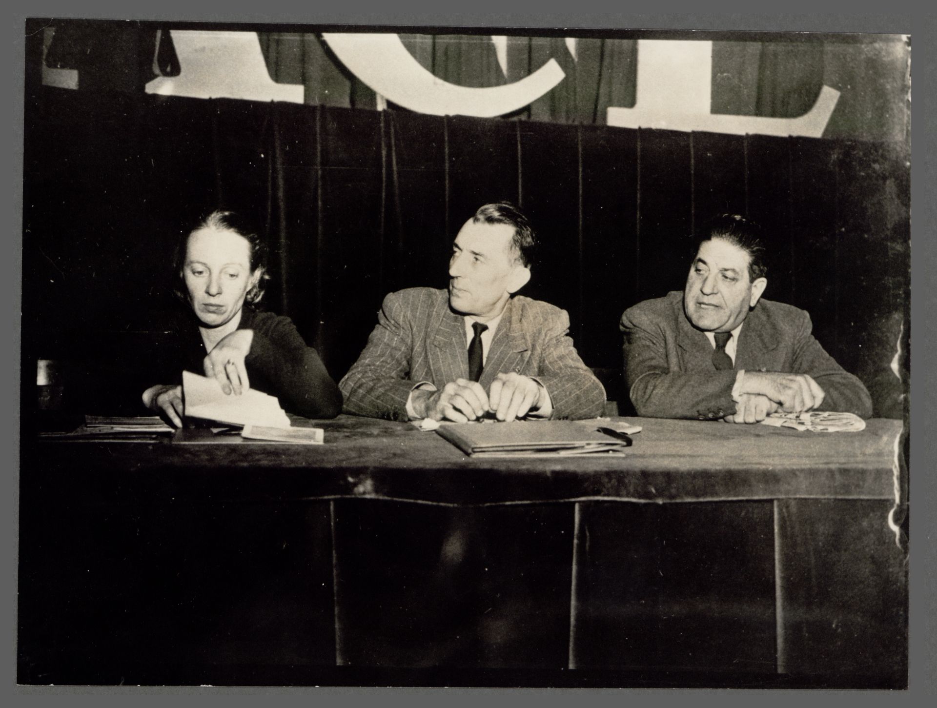 Irène e Frédéric Joliot-Curie e Giuseppe Di Vittorio al Teatro delle Arti nel 1949