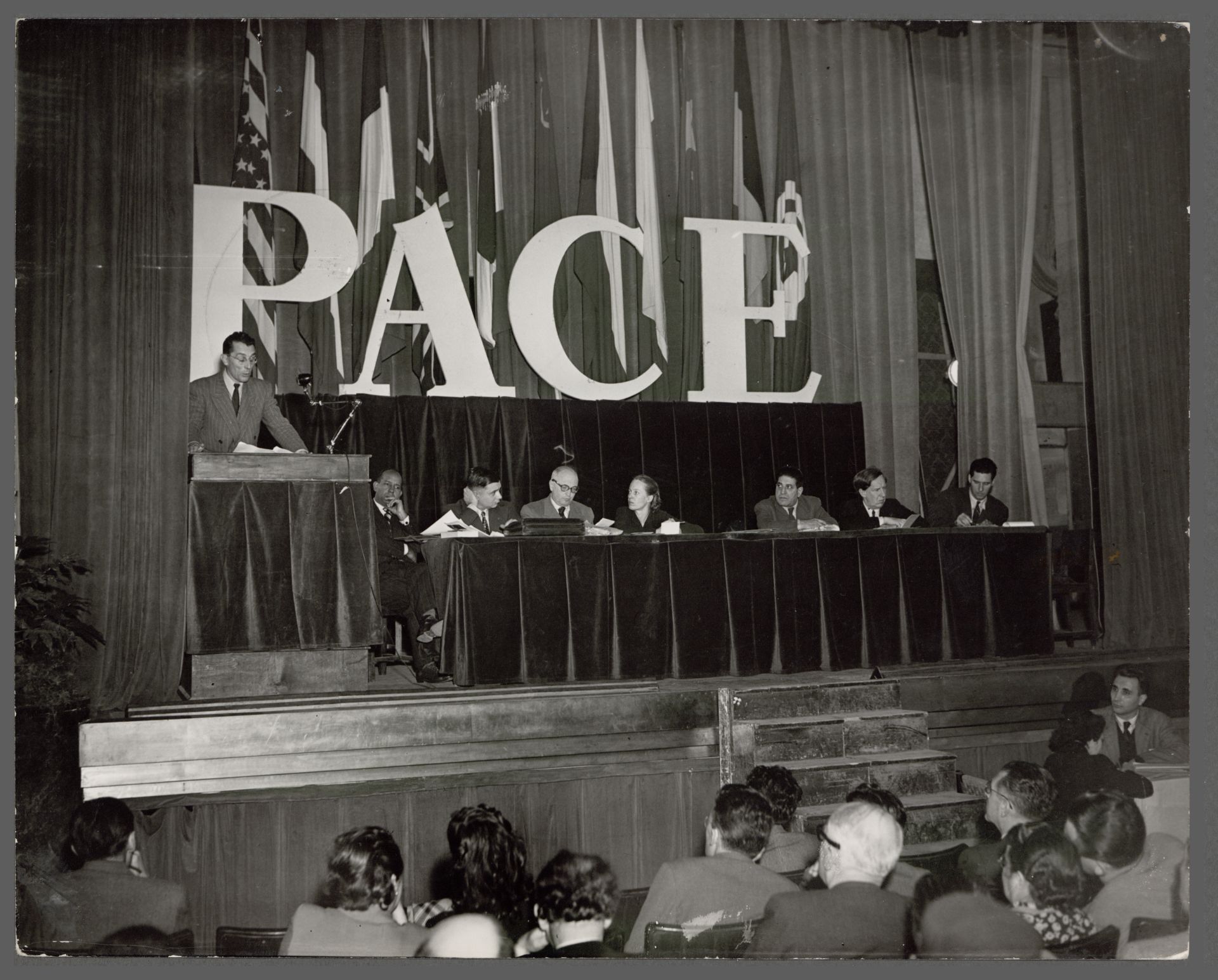 Interno del Teatro delle Arti durante il Congresso del Comitato mondiale dei partigiani della pace, ottobre 1949