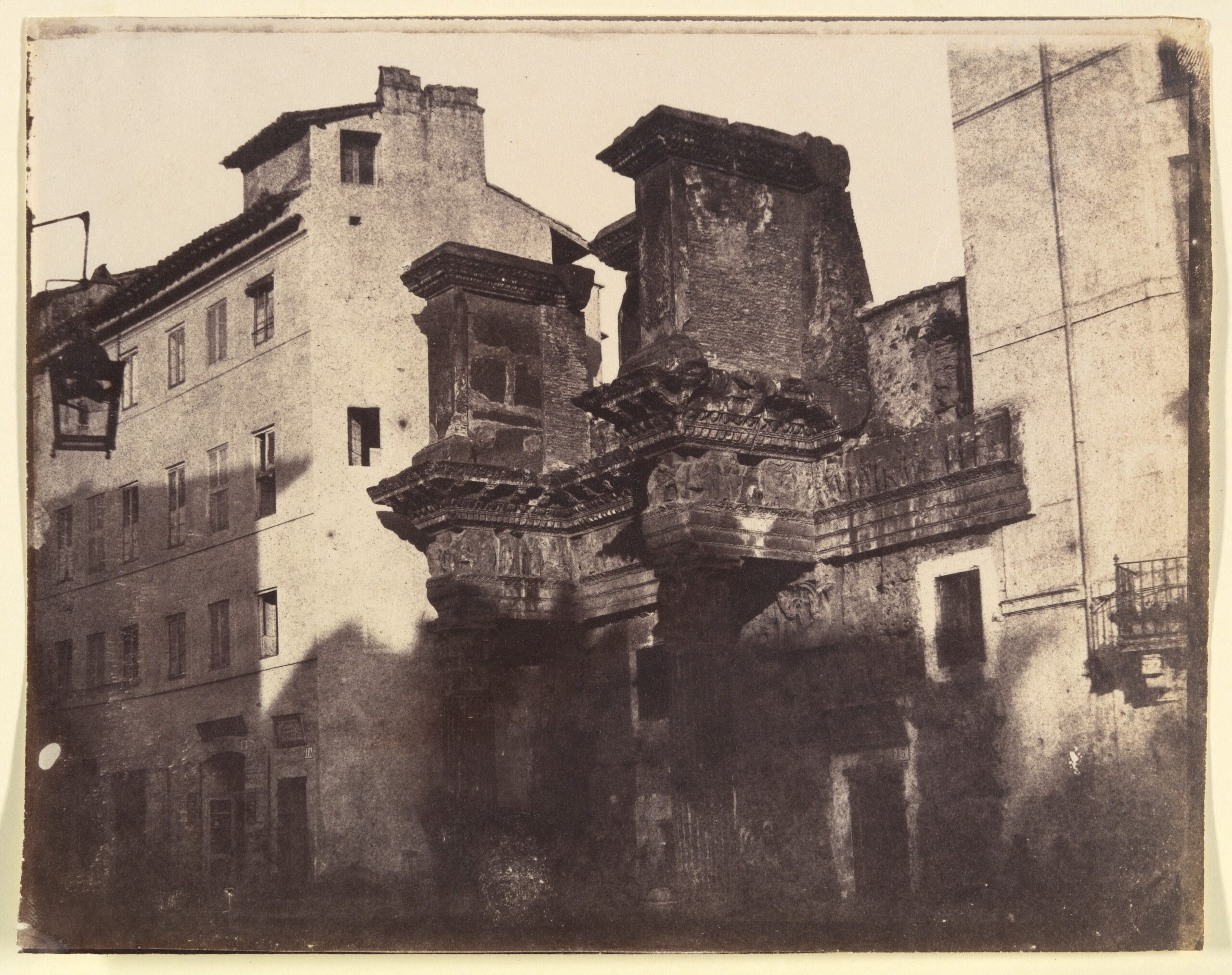 Le Colonnacce al Foro di Nerva in una fotografia del 1855 circa