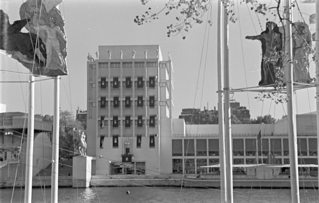 Esposizione internazionale di Parigi del 1937, immagine storica collegata al padiglione italiano e al Genio del Fascismo